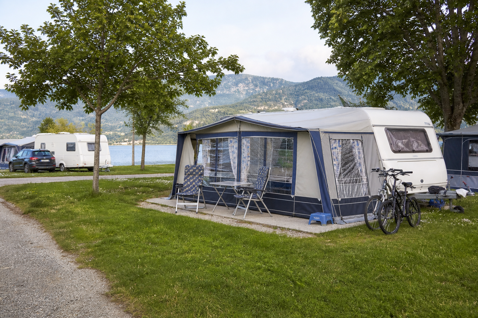 Wohnwagen mit Vorzelt auf einer Parzelle am See