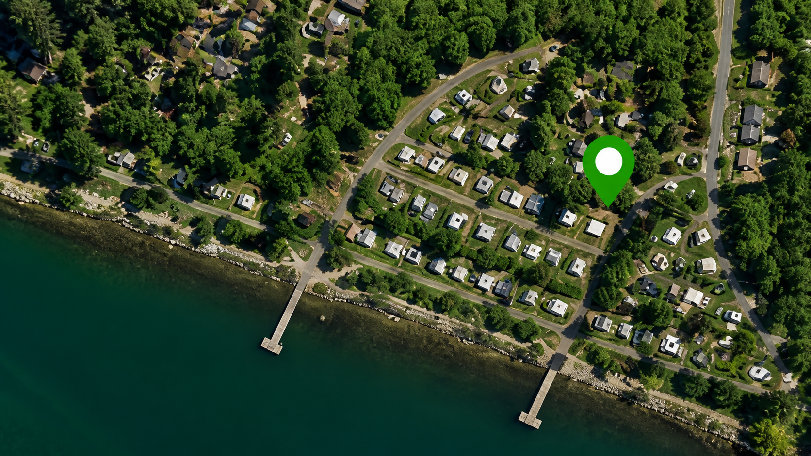 Luftbild eines Campingplatzes mit markiertem Stellplatz